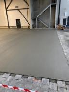 Venkovní betonová plocha s povrchovou úpravou striáž