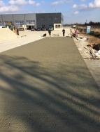 Venkovní betonová plocha s povrchovou úpravou - striáž 2500m2